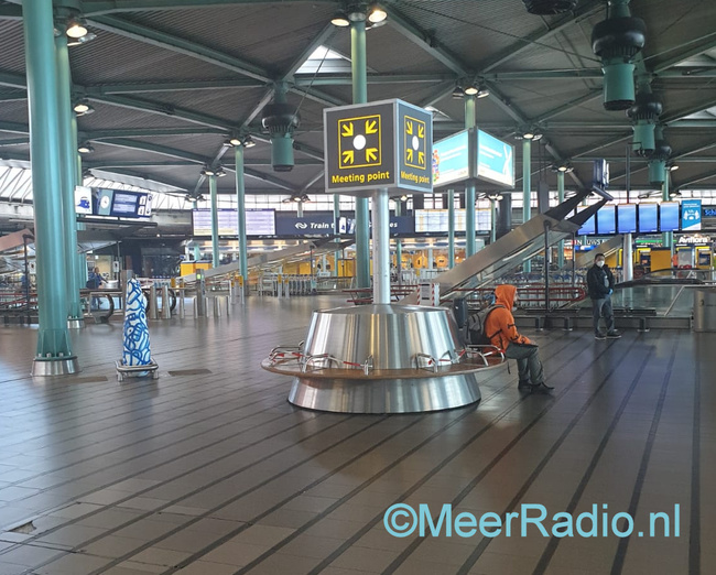 SCHIPHOL MEETING POINT LEEG cright