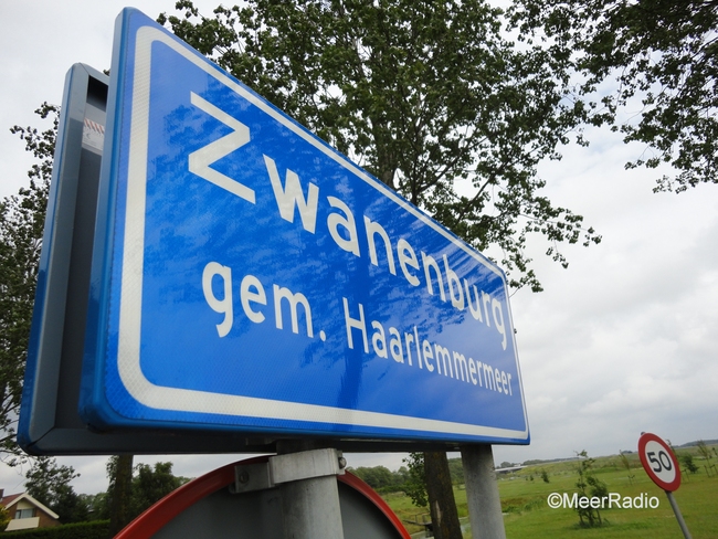 Auto ramt gevel, bestuurder slaat op de vlucht
