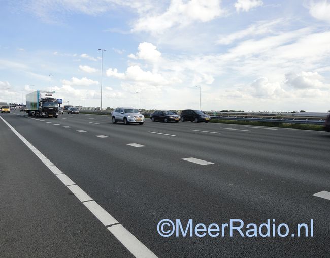 Auto flink beschadigd op A4 bij Nieuw-Vennep
