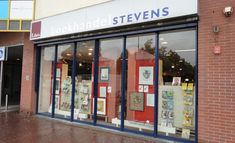 Mart Smeets signeert in Hoofddorp
