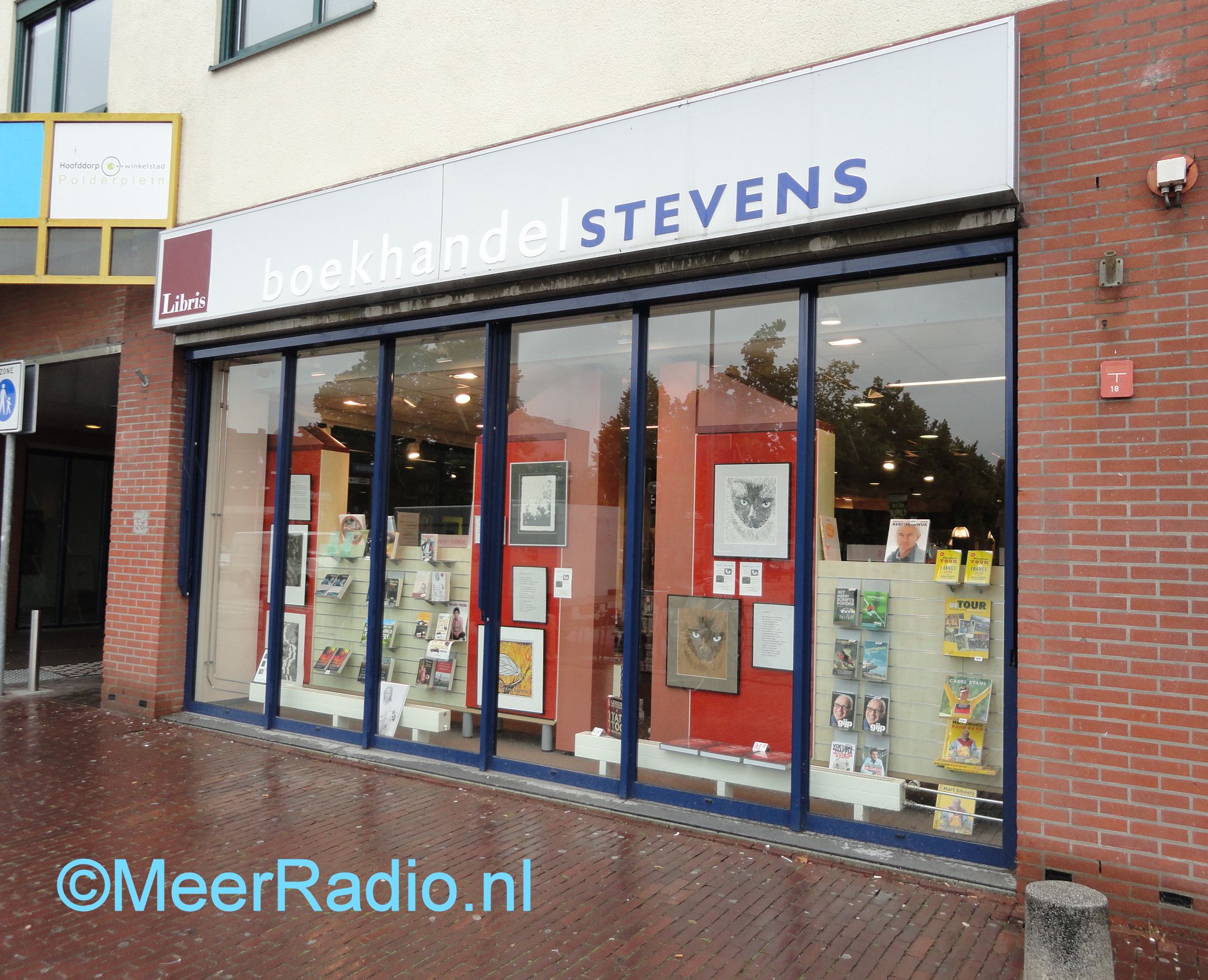 Mart Smeets signeert in Hoofddorp
