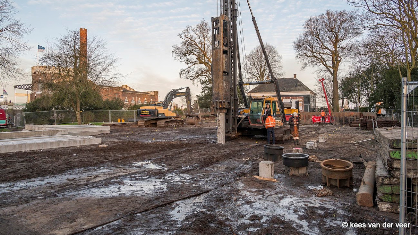 Eerste heipaal de grond in voor Cruquiuspaviljoen
