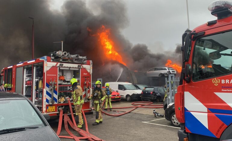 Brand bij autosloperij in Vijfhuizen