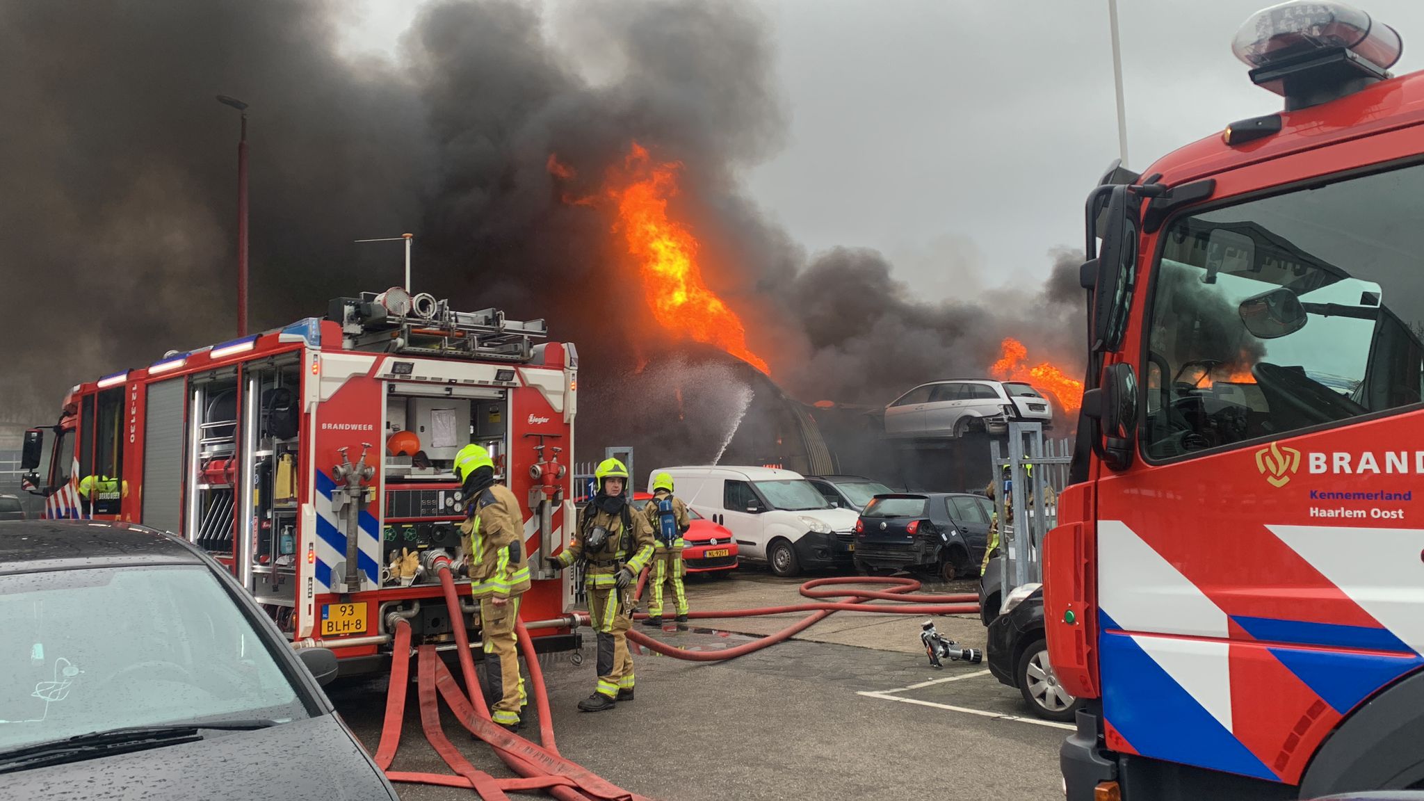 Brand bij autosloperij in Vijfhuizen