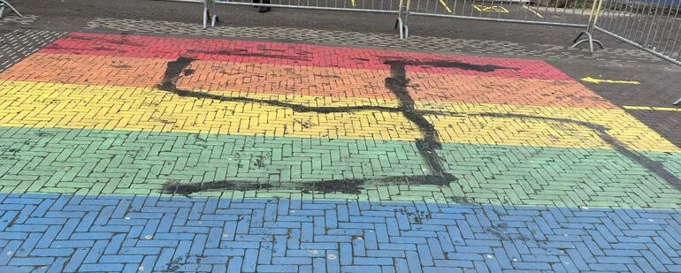 Hakenkruis op regenboogkleurenvlak