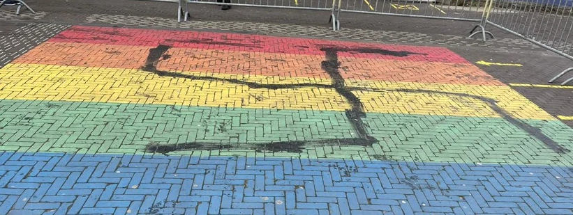 Hakenkruis op regenboogkleurenvlak